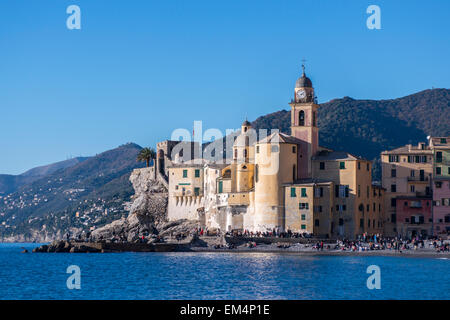 La barocca Basilica di Santa Maria dell'Assunta, situato direttamente sul mare ligure, a Camogli. Foto Stock