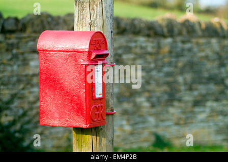 Old Red Letter Box con solo lettere iscrizione su di essa Inghilterra UK Europa Foto Stock