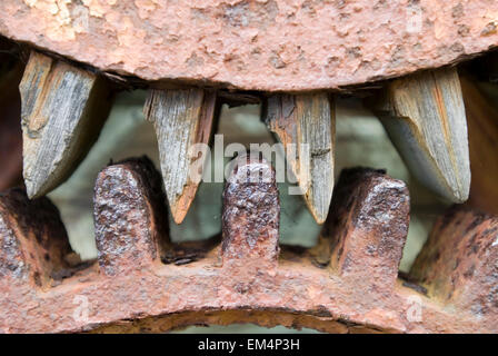 Cogwhell in metallo e legno rustily denti Foto Stock