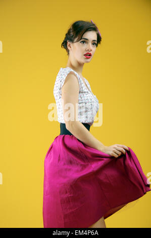 Foto Expo-2015. Mosca modello ragazza in posa su uno sfondo giallo Foto Stock