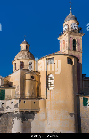 La barocca Basilica di Santa Maria dell'Assunta, situato direttamente sul mare ligure, a Camogli. Foto Stock