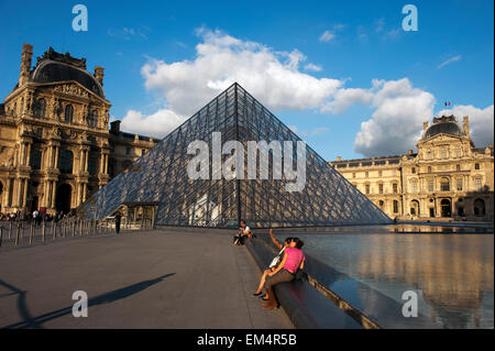 Pyramid presso il Museo Louvre Parigi Il de Paris Francia Europa Foto Stock