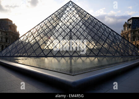 Pyramid presso il Museo Louvre Parigi Il de Paris Francia Europa Foto Stock