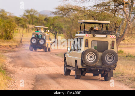 Jeep sulla natura africana safari. Foto Stock