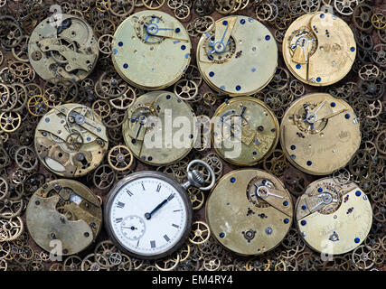 Vecchi orologi da tasca, movimenti e denti Foto Stock