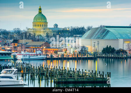 Annapolis, Maryland, Stati Uniti d'America lo skyline della città a Chesapeake Bay con l'Accademia Navale degli Stati Uniti a cupola della cappella. Foto Stock