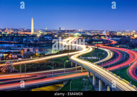 Washington D.C., skyline con le autostrade e i monumenti. Foto Stock