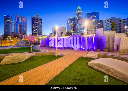 Charlotte, North Carolina, Stati Uniti d'America uptown skyline e parco. Foto Stock