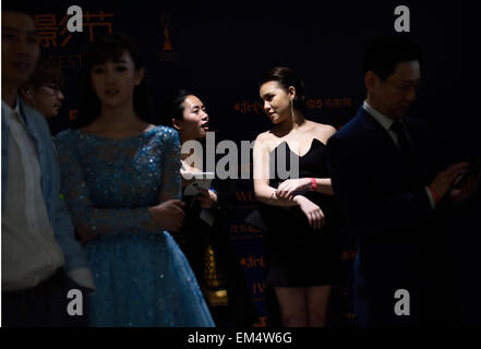 (150416) -- Pechino, 16 aprile 2015 (Xinhua) -- attrice Evonne (2nd, R) da Taiwan passeggiate il tappeto rosso durante la cerimonia di apertura del quinto Beijing International Film Festival (BJIFF) a Pechino, capitale della Cina, Aprile 16, 2015. Il BJIFF calci fuori giovedì e durerà fino al mese di aprile 23. (Xinhua/Jin Liangkuai) (mt) Foto Stock