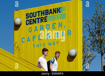 Scala di colore giallo al Southbank Centre di Londra Foto Stock