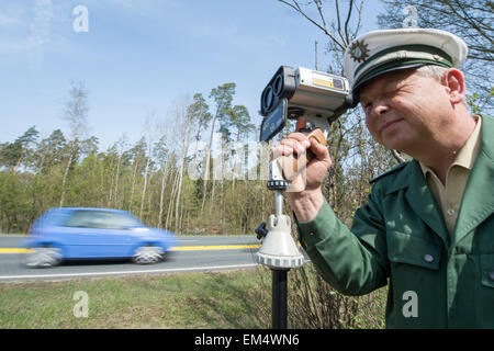 Norimberga, Germania. Xvi Apr, 2015. Un funzionario di polizia misura la velocità dei veicoli di passaggio con un dispositivo di misurazione laser vicino a Nuremberg, Germania, 16 aprile 2015. La cosiddetta polizia maratona flash, che si svolge in Germania e in altri 21 paesi europei, ha iniziato giovedì con lo scopo di catturare speeders. Foto: ARMIN WEIGEL/dpa/Alamy Live News Foto Stock