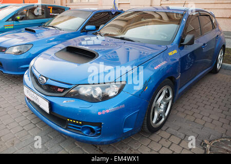 San Pietroburgo, Russia - 11 Aprile 2015: Blu Pre-lifting Subaru Impreza WRX STI cavalletti auto parcheggiate sulla strada di città Foto Stock