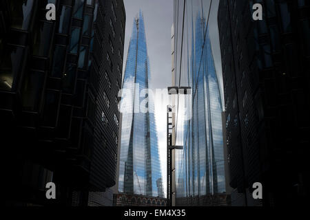 La Shard riflessa in doppio contro edifici alti in corrispondenza di più di Londra, Regno Unito. La Shard, indicato anche come il frammento di vetro, Shard London Bridge e formerly London Bridge Tower, è un 87-storey grattacielo a Londra che fa parte del London Bridge trimestre lo sviluppo. Foto Stock