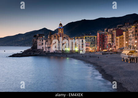 Il paesaggio di Camogli, bellissimo villaggio italiano situato sulla Riviera di levante in Liguria. Foto Stock