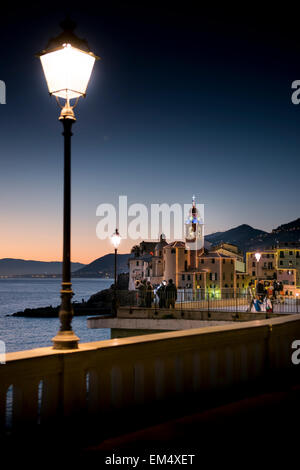 La barocca Basilica di Santa Maria dell'Assunta, situato direttamente sul mare ligure, a Camogli. Foto Stock