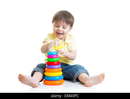 Bambini che giocano con i colori del giocattolo a piramide Foto Stock