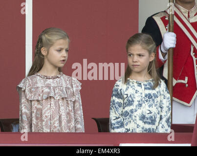 Spagna il re Felipe VI e la Regina Letizia frequentare la nazionale spagnola giorno parata militare a Madrid con le loro figlie principesse Leonor e Sofia offre: la principessa Leonor,Principessa Sofia dove: Madrid, Spagna Quando: 12 Ott 2014 Foto Stock