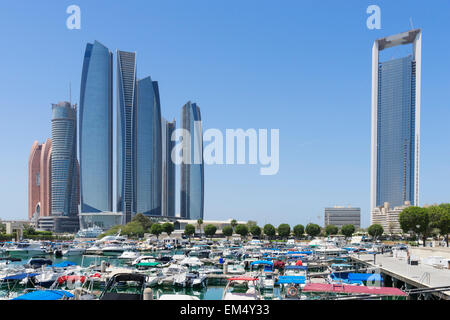 Vista dello Skyline di Etihad torri da hotel di lusso marina in Abu Dhabi Emirati Arabi Uniti Foto Stock