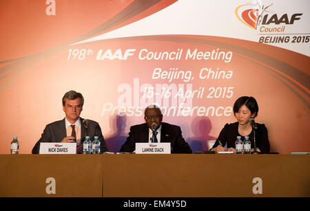 (150416) -- Pechino, 16 aprile 2015 (Xinhua) -- Associazione Internazionale delle Federazioni di Atletica (IAAF) Presidente Lamine Diack (C) risposte per i media alla conferenza stampa della 198th IAAF riunione del Consiglio tenutasi a Pechino, capitale della Cina, il 16 aprile 2015. (Xinhua/Cao può)(lm) Foto Stock