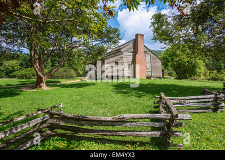 Inizio homestead in legno dei coloni nel Parco Nazionale di Great Smoky Mountains in una bella giornata d'estate . Foto Stock