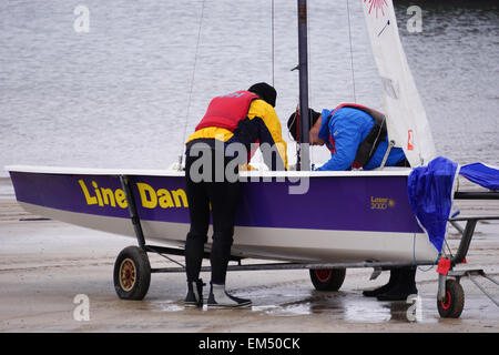 Il lancio di vela Dinghy, North Berwick Foto Stock