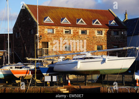 Yacht prevista per inverno fuori clubhouse di East Lothian Yacht Club, North Berwick Foto Stock