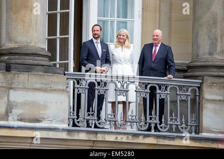 Copenhagen, Danimarca. 16 Aprile, 2015. Il re Harald (R), il Principe ereditario Haakon e Crown Princess Mette-Marit di Norvegia visto sul balcone di Christian VII, Palazzo Amalienborg, durante le celebrazioni della regina danese Margrethe il settantacinquesimo compleanno, 16 aprile 2015 a Copenhagen. Credito: dpa picture alliance/Alamy Live News Foto Stock