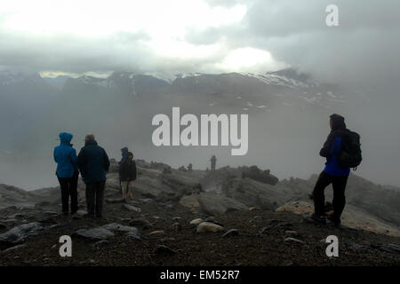 I turisti stanno nella nebbia sulla vetta del Monte Dalsnibba, Geiranger, Norvegia, Scandinavia, Europa Foto Stock