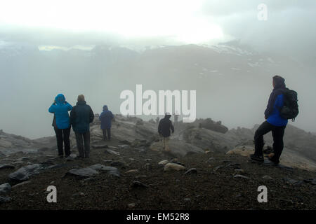 I turisti stanno nella nebbia sulla vetta del Monte Dalsnibba, Geiranger, Norvegia, Scandinavia, Europa Foto Stock