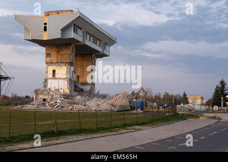 Lubin, Polonia. 16 Aprile, 2015. Esplodere il vecchio edificio del club di calcio Zaglebie Lubin Credito: Piotr Dziurman/Alamy Live News Foto Stock