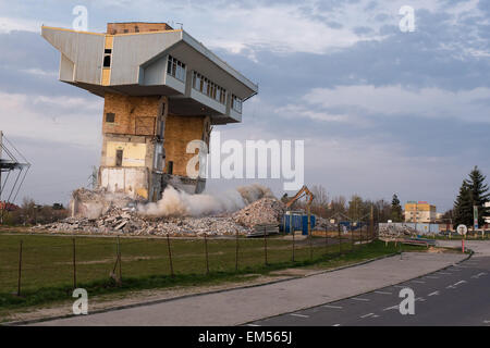 Lubin, Polonia. 16 Aprile, 2015. Esplodere il vecchio edificio del club di calcio Zaglebie Lubin Credito: Piotr Dziurman/Alamy Live News Foto Stock