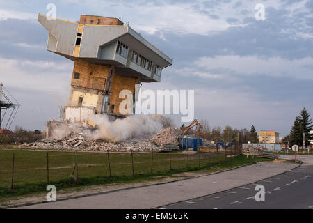 Lubin, Polonia. 16 Aprile, 2015. Esplodere il vecchio edificio del club di calcio Zaglebie Lubin Credito: Piotr Dziurman/Alamy Live News Foto Stock