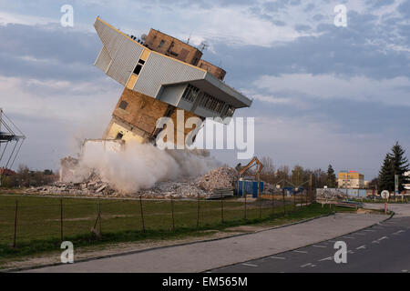 Lubin, Polonia. 16 Aprile, 2015. Esplodere il vecchio edificio del club di calcio Zaglebie Lubin Credito: Piotr Dziurman/Alamy Live News Foto Stock