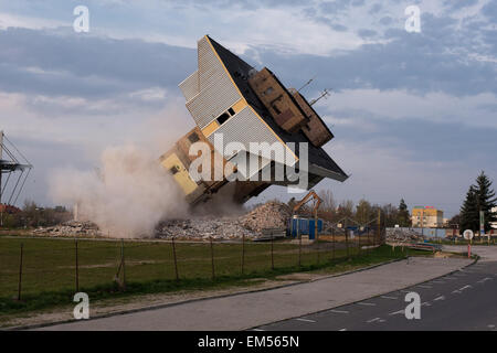 Lubin, Polonia. 16 Aprile, 2015. Esplodere il vecchio edificio del club di calcio Zaglebie Lubin Credito: Piotr Dziurman/Alamy Live News Foto Stock