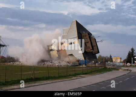 Lubin, Polonia. 16 Aprile, 2015. Esplodere il vecchio edificio del club di calcio Zaglebie Lubin Credito: Piotr Dziurman/Alamy Live News Foto Stock