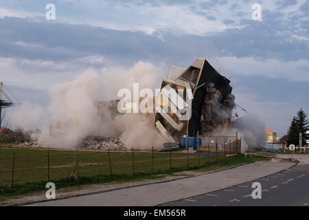 Lubin, Polonia. 16 Aprile, 2015. Esplodere il vecchio edificio del club di calcio Zaglebie Lubin Credito: Piotr Dziurman/Alamy Live News Foto Stock