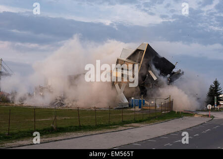 Lubin, Polonia. 16 Aprile, 2015. Esplodere il vecchio edificio del club di calcio Zaglebie Lubin Credito: Piotr Dziurman/Alamy Live News Foto Stock