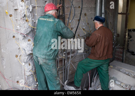 Lubin, Polonia. 16 Aprile, 2015. Esplodere il vecchio edificio del club di calcio Zaglebie Lubin Credito: Piotr Dziurman/Alamy Live News Foto Stock