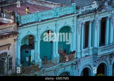 Scena del balcone a L'Avana, Cuba mostra fatiscenti spagnolo edifici di stile e di vita con balcone Foto Stock