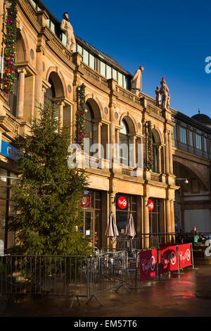 Regno Unito, Inghilterra, Yorkshire, Harrogate, albero di Natale al di fuori del centro di Victoria Foto Stock