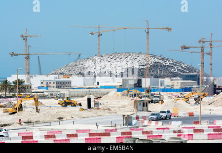 Sito in costruzione del museo del Louvre sull isola Saadiyat ad Abu Dhabi Emirati Arabi Uniti Foto Stock