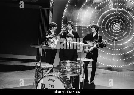 I Beatles nella foto durante le prove per la comparsa sulla BBC-TV 'Top del pop" a BBC Television Centre di Londra il 16 giugno 1966. In piedi dietro il batterista Ringo Starr sono da sinistra a destra: John Lennon, Paul McCartney e George Harrison. Foto Stock