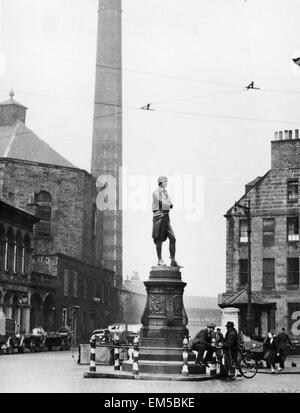 Gli uomini riuniti attorno a Robert Burns monumento dove costituzione e Bernard Street si incontrano. Leith, Edimburgo Giugno 1947 Foto Stock