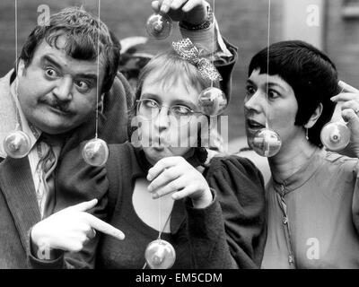 Stelle della commedia di situazione della televisione "Hi De Hi' nella foto a sinistra a destra: Paolo, Shane, Su Pollard e Ruth Madoc in posa con loro yoyos. Il 29 gennaio 1982. Foto Stock