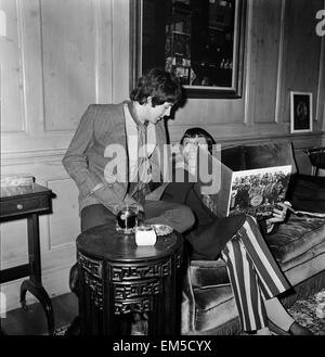 Premere il lancio di 'SGT. Pepper's Lonely Hearts Club Band" l'ottavo studio album dei Beatles Maggio 1967. Paul McCartney con Jimmy Savile nella foto a casa in Chalep San Belgravia London Maggio 1967. Foto Stock