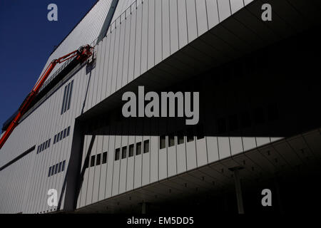 New York, Stati Uniti d'America. Xv Apr, 2015. Lavoratori edili mettendo tocchi di rifinitura sul nuovo Whitney Museum of American Art edificio a Washington Street e Gansevoort Street, nella città di New York il Quartiere Meatpacking alla fine della linea alta. Progettato dall'architetto Renzo Piano, 200.000-piazza-piede lo spazio sarà aperto al pubblico il 1 maggio 2015 Foto Stock