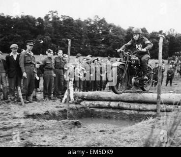 La Gran Bretagna è di nuovo la ricognizione Corps - la cavalleria delle forze meccanizzate - è illustrato nella formazione in Irlanda del Nord Agosto 1942. Nella foto durante il ciclo del motore di prova, un competitore salta piccola piscina di acqua Foto Stock