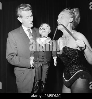 Ventriloquo Ray Alan con fantoccio Lord Charles, soddisfare Londra donna forte Joan Rodi al Magic Circle Festival, che si terrà presso il Teatro alla Scala di Londra Ottobre 1962. Foto Stock