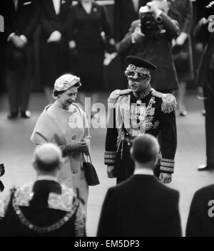 Mohammad-Reza Shah Pahlavi, Scià dell'Iran con la regina Elisabetta II durante la sua visita in Gran Bretagna. Il 5 maggio 1959. Foto Stock