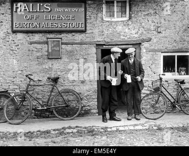 Halls birreria licenza Off Burton Ales & Stout in Bucknell di Oxford Il villaggio non dispone di un pub in modo locali hanno bisogno di acquistare la loro birra alla licenza off , ma non deve bere nei locali. Così il villaggio verde è diventato il pub locale. 23/9/1946 Foto Stock